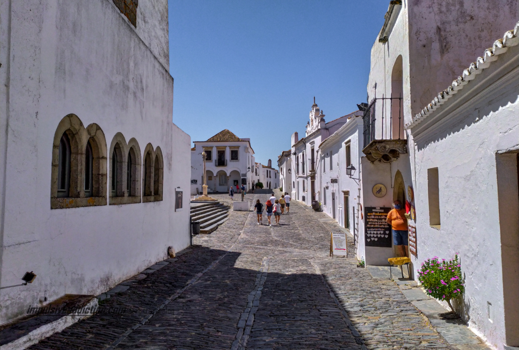 O Aproximar da Praça Dom Nuno Álvares Pereira, ao visitar Monsaraz