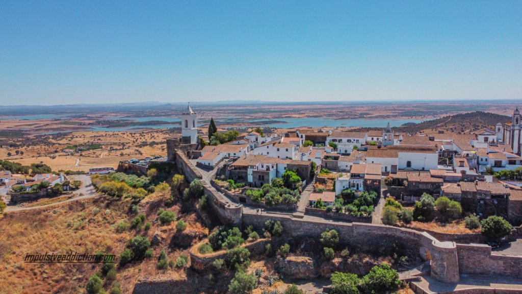 Visitar Monsaraz, a aldeia monumento, com Alqueva ao fundo