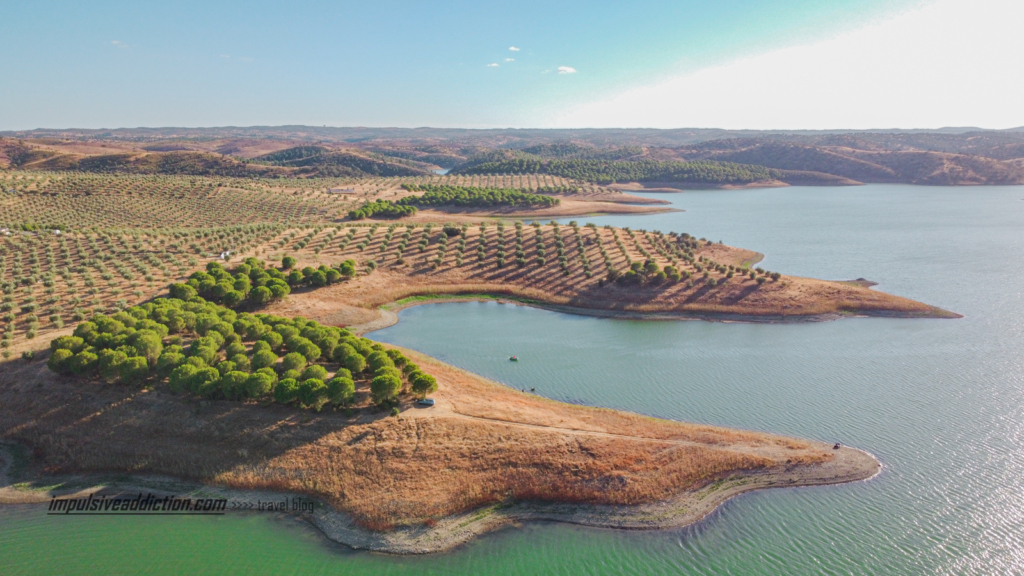 Paisagem do Grande Lago do Alqueva ao visitar Portel