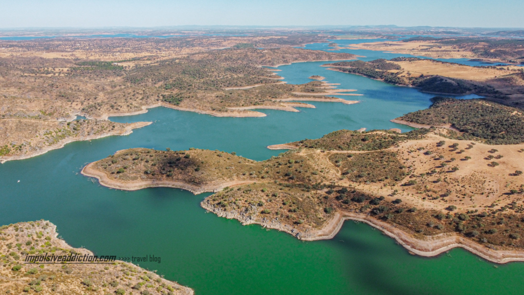 Paisagem do Grande Lago do Alqueva ao visitar Portel