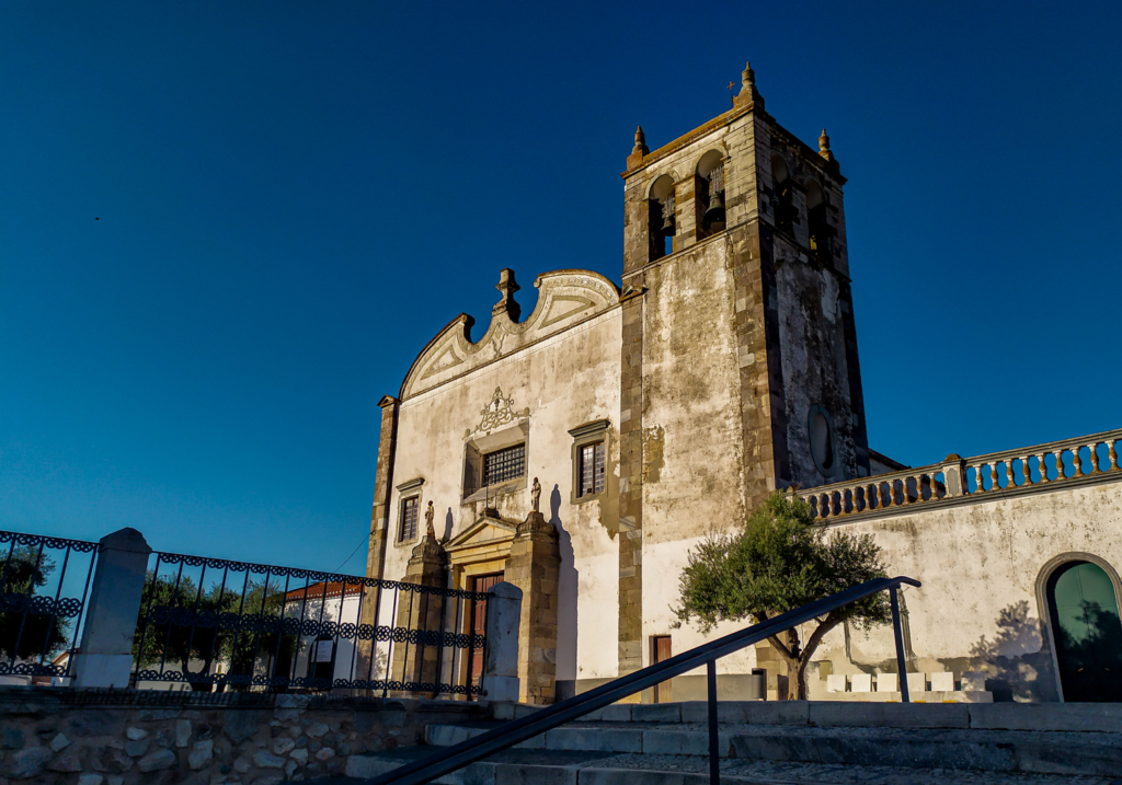 Largo de Santa Maria e Igreja Matriz (no topo da escadaria)