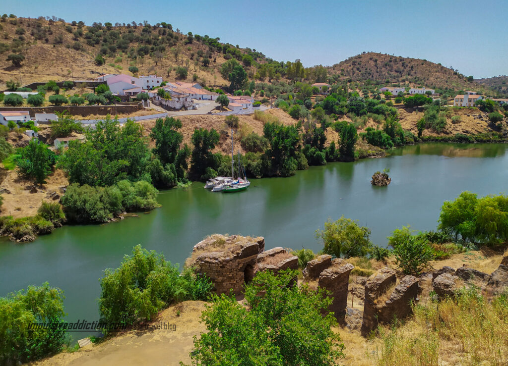 Ruínas da Torre do Rio ou Torre da Couraça ao visitar Mértola