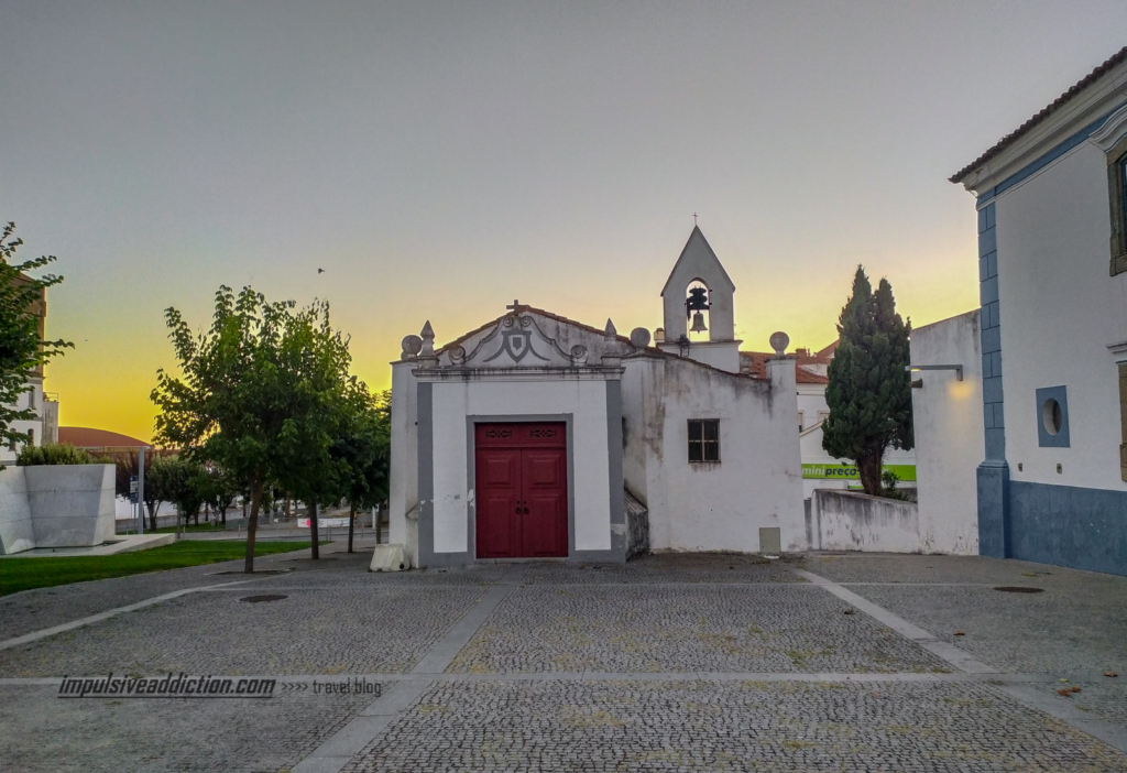 Capela de Arraiolos junto do Monumento à Tapeteira e Jardim Público