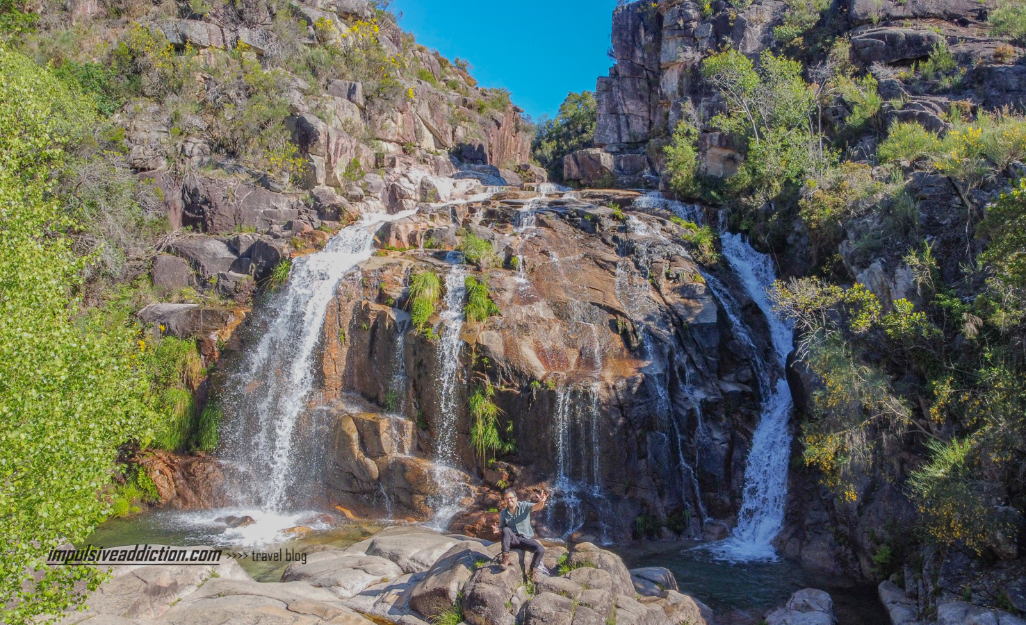 Eu comparativamente à dimensão da Cascata Cela Cavalos