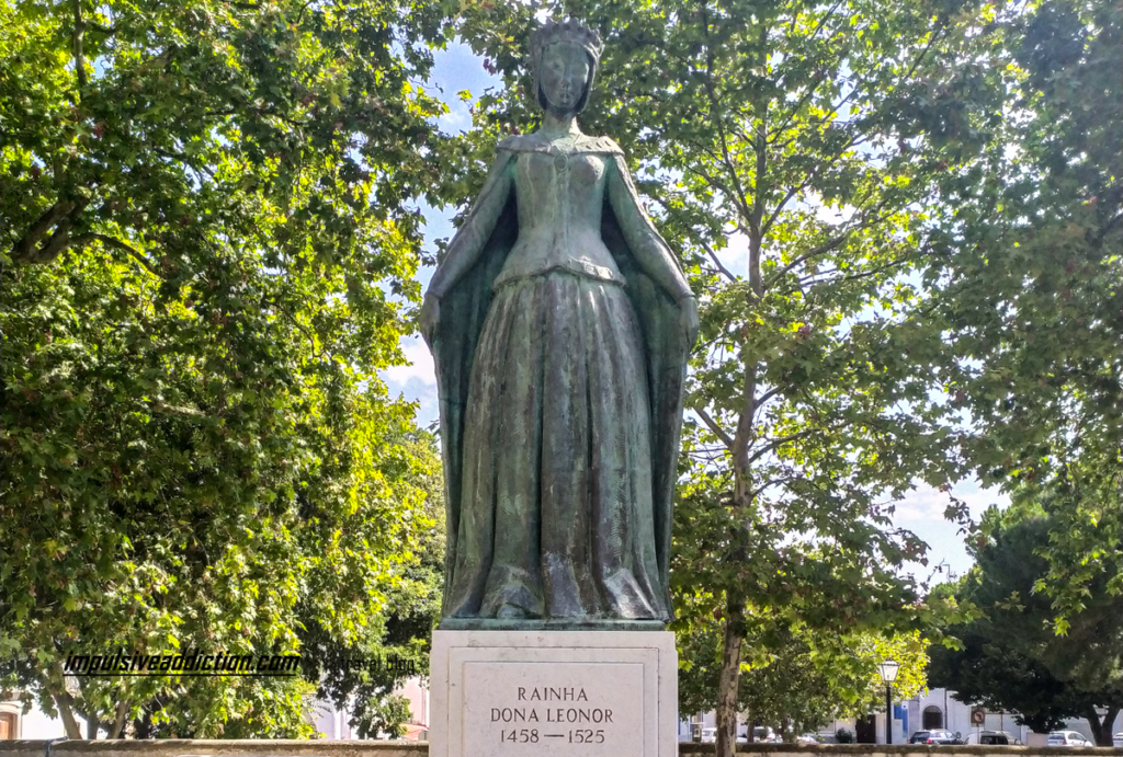 Statue of Queen Leonor