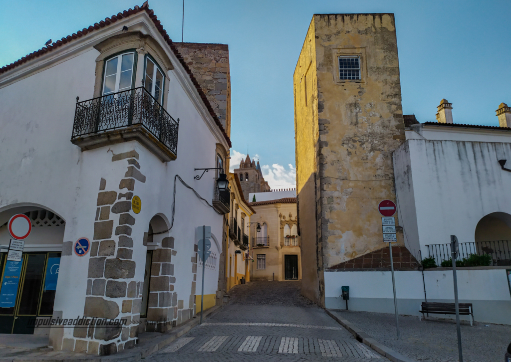 Torre de São Manços no Largo das Portas de Moura