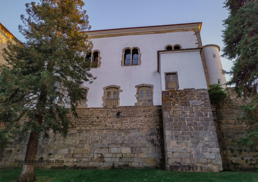 Paço de São Miguel quando observado do Jardim dos Colegiais