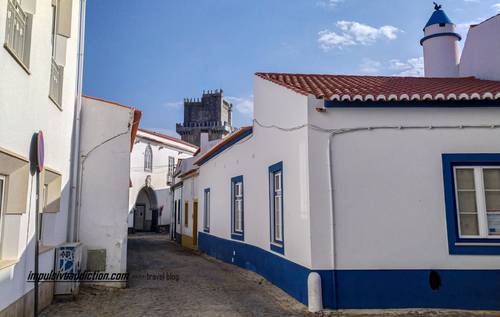 Rua Dom Manuel I, com Torre de Menagem ao fundo e Santa Casa da Misericórdia