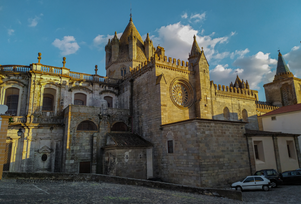 Other perspective of the Cathedral of Évora