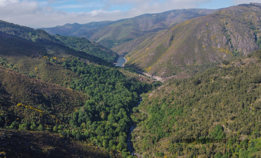 Vale do Rio Laboreiro, de um lado Espanha e do outro Portugal
