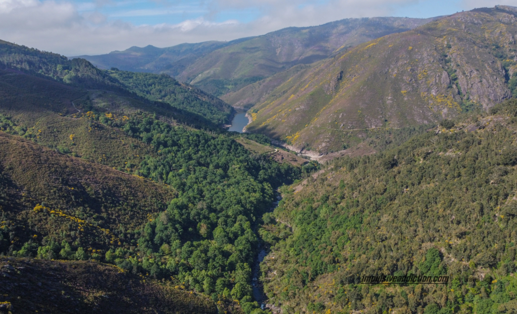 Vale do Rio Laboreiro, de um lado Espanha e do outro Portugal