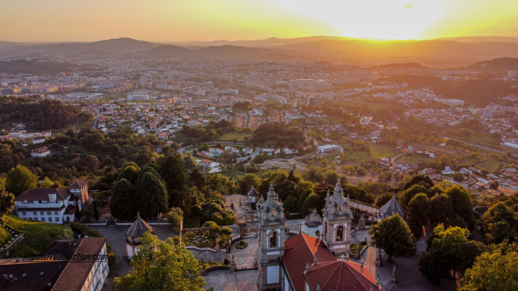 Cidade de Braga ao pôr do sol, a partir do Santuário do Bom Jesus