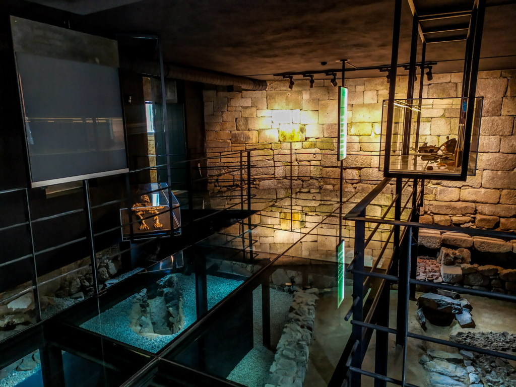 Porta dos Figos Archaeological Center
