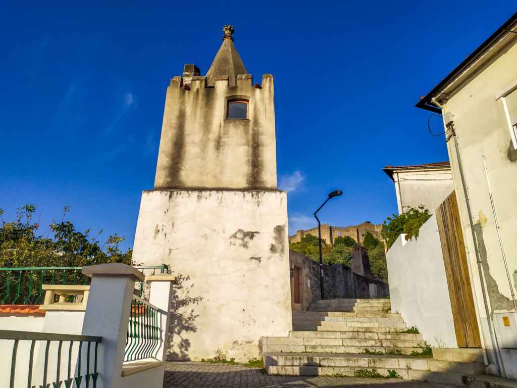 Torre do Relógio Velho com Castelo de Pombal na retaguarda