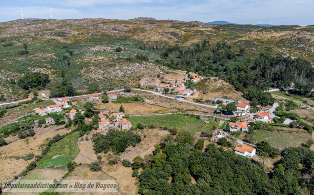 Aldeia de Almofrela, com a Serra da Aboboreira na retaguarda