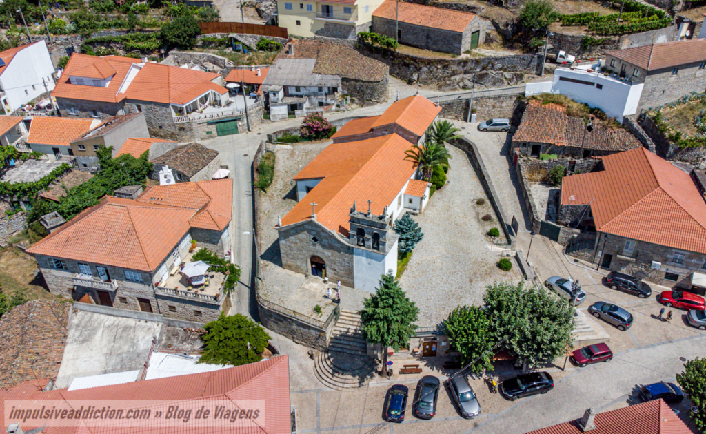 Igreja Matriz e largo principal de Paredes da Beira