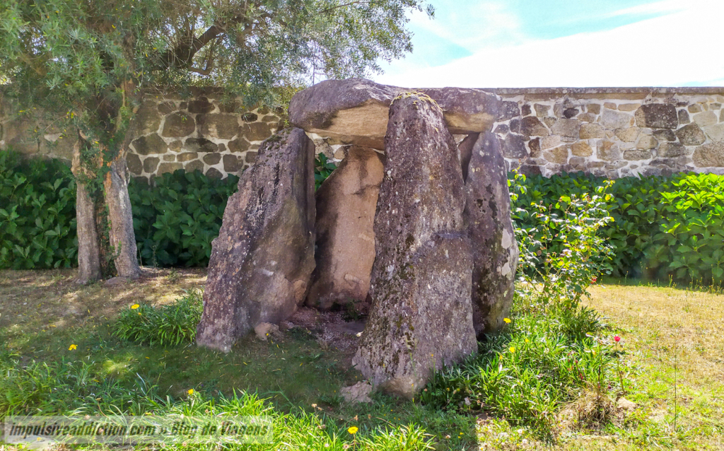 Anta de Vila Chã, next to the church of Vila Chã