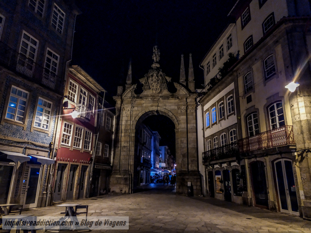 Visit the Arch of the New Gate at night