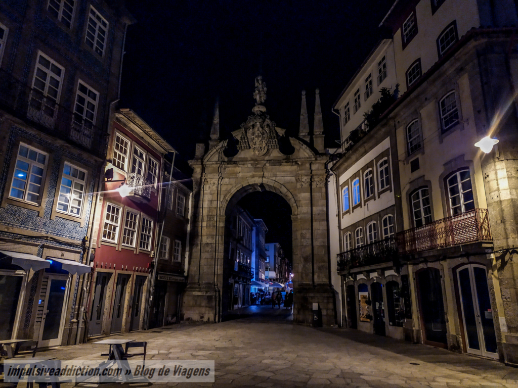 Arco da Porta Nova à noite