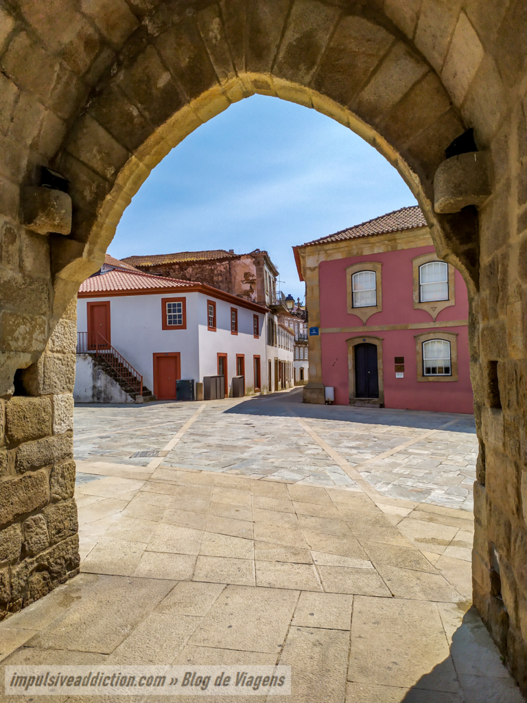 Arco para a Praça da República de São João da Pesqueira