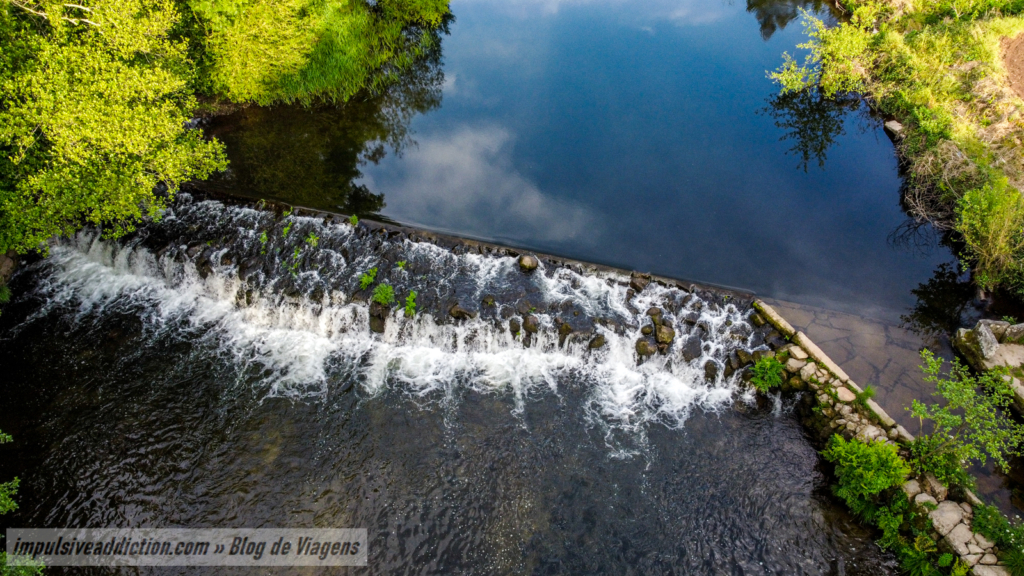 Small waterfall next to Minante Bridge