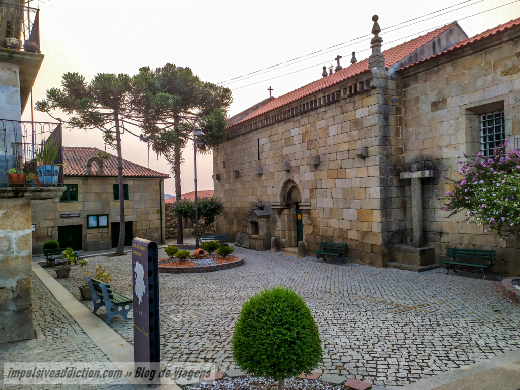 Largo junto da Igreja Românica de Barcos