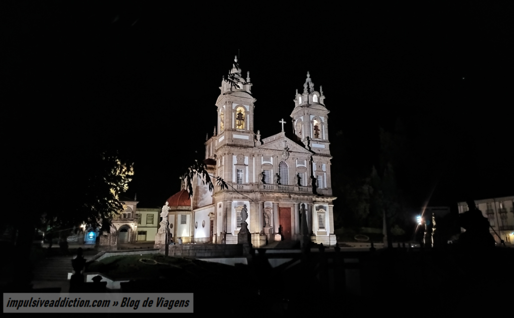 Santuário do Bom Jesus de Braga com iluminação noturna