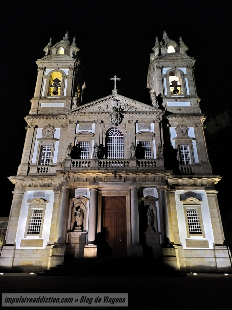 Santuário do Bom Jesus de Braga com iluminação noturna