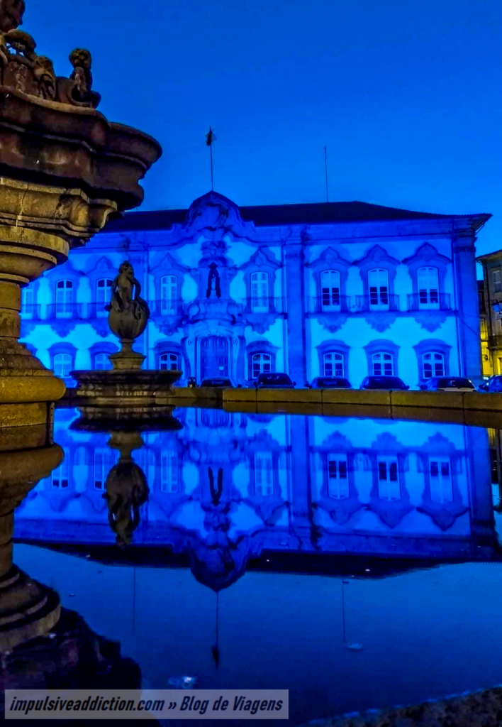 Visitar a Praça do Município de Braga à noite