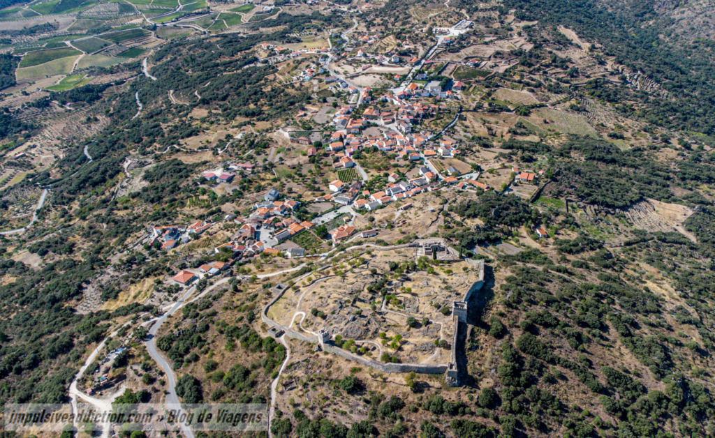 Imagem aérea do Castelo de Numão e da aldeia de Numão