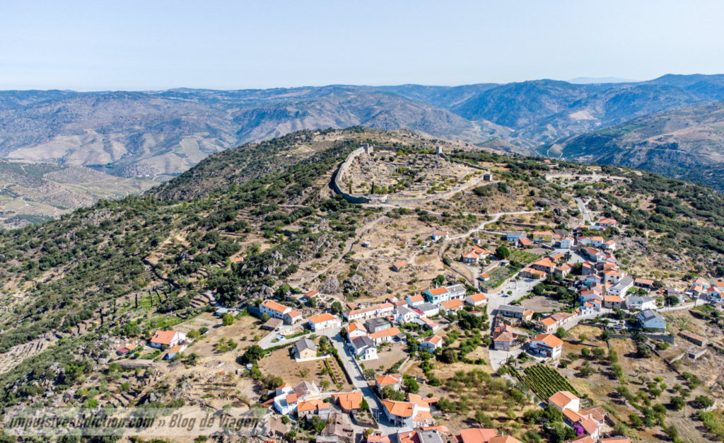 Imagem aérea do Castelo de Numão e da aldeia de Numão