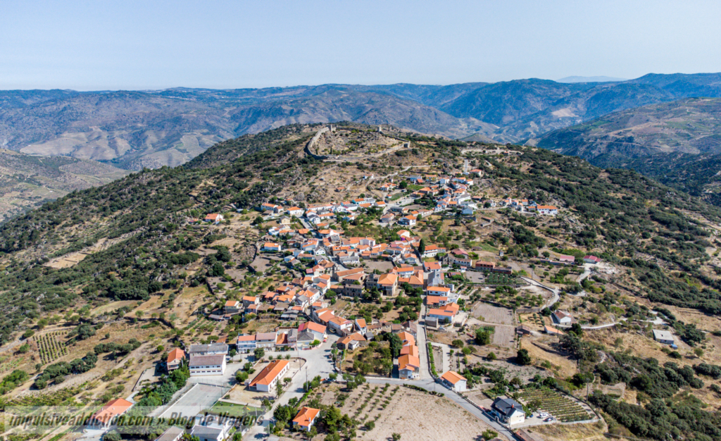 Imagem aérea do Castelo de Numão e da aldeia de Numão