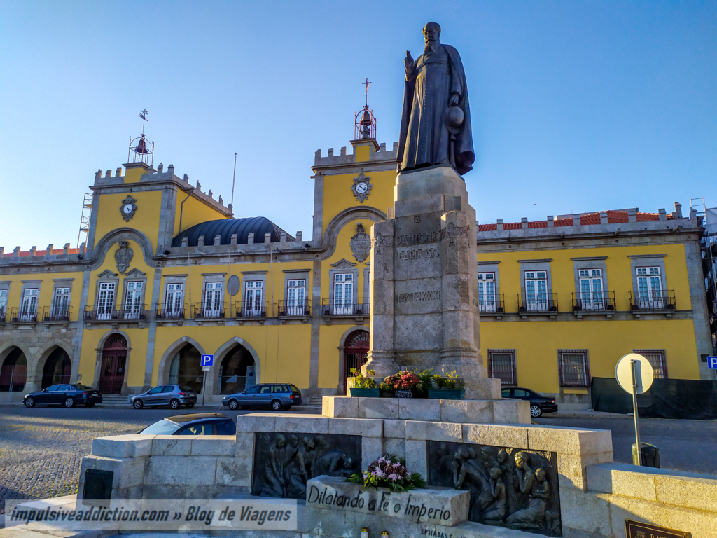 Estátua de Dom António Barroso e Câmara Municipal de Barcelos