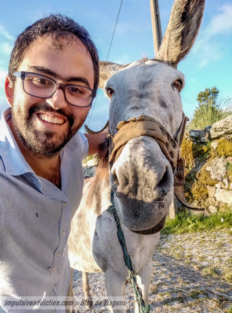 Eu e um burro, na aldeia do Bustelo - Serra do Montemuro, ao visitar Cinfães