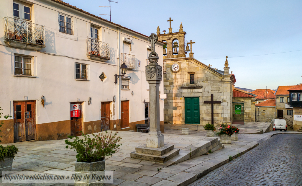Largo 5 de Outubro com a Igreja Matriz de Tabuaço