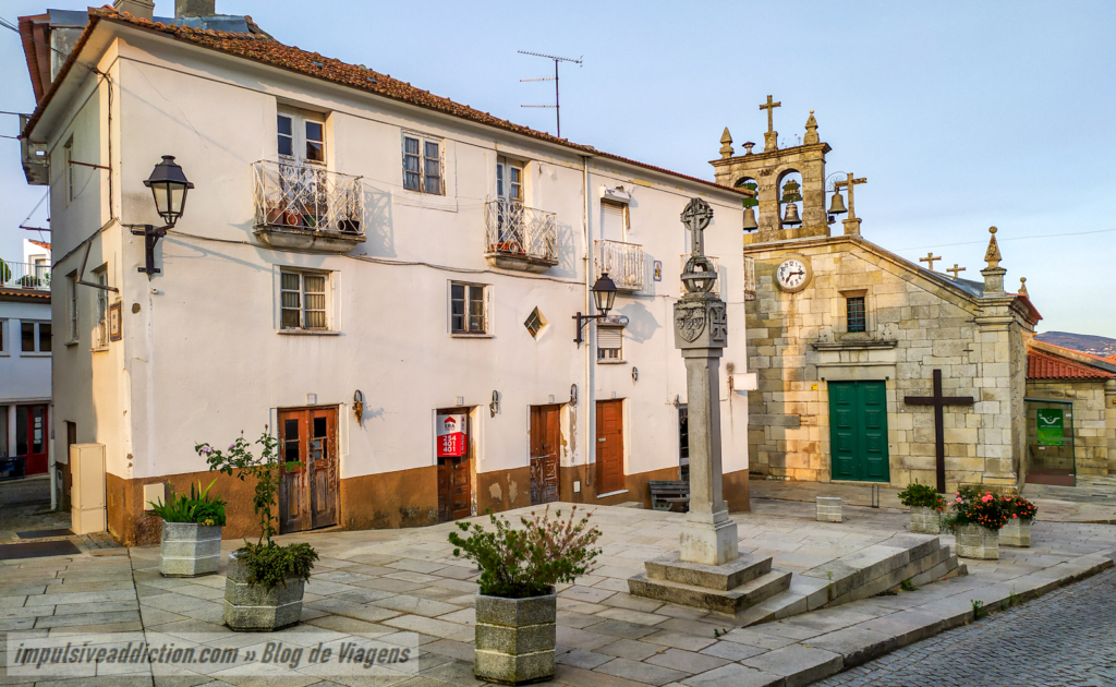 Largo 5 de Outubro com a Igreja Matriz de Tabuaço