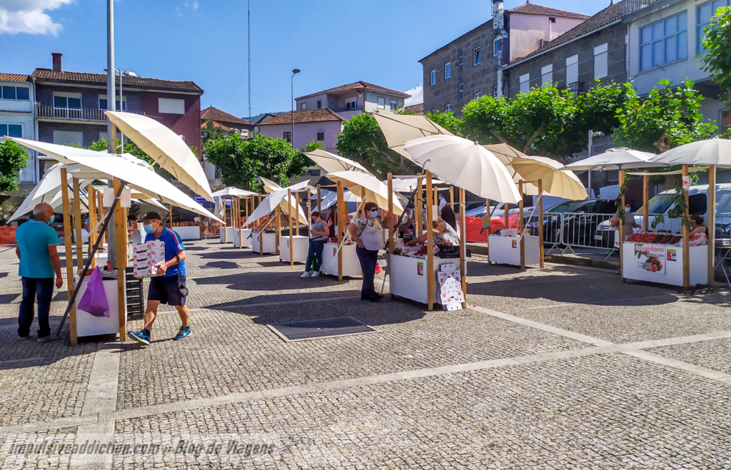 Largo da Feira ao visitar Resende, repleto de barracas de venda de cereja