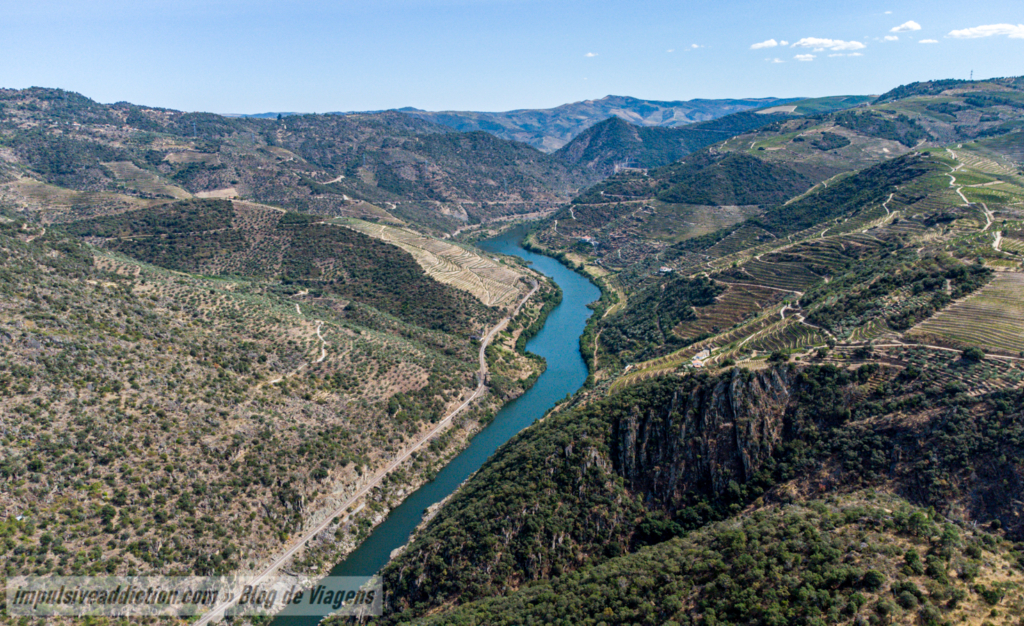 Imagem aérea para o Rio Douro junto deste miradouro