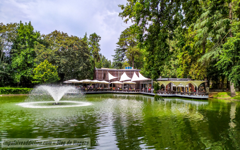 Bar do Parque da Ponte junto ao lago
