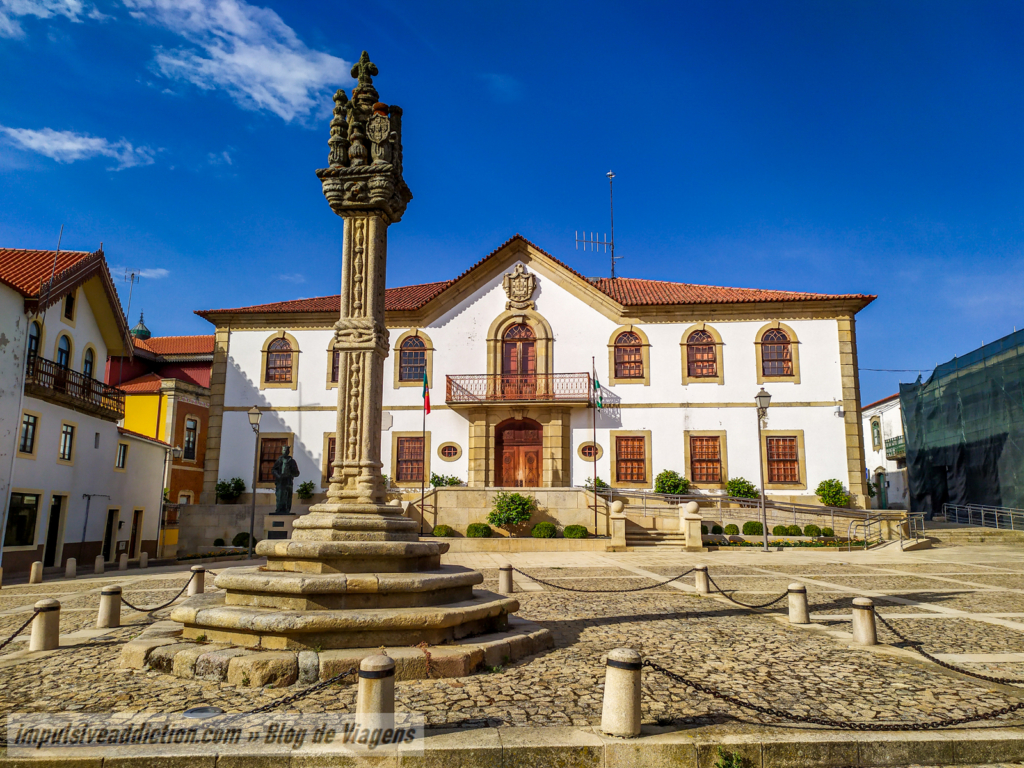 Pelourinho de Vila Nova de Foz Côa e Câmara Municipal