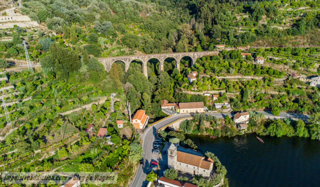 Ponte de Caminho de Ferro junto da Igreja Matriz de Santo António de Ribadouro