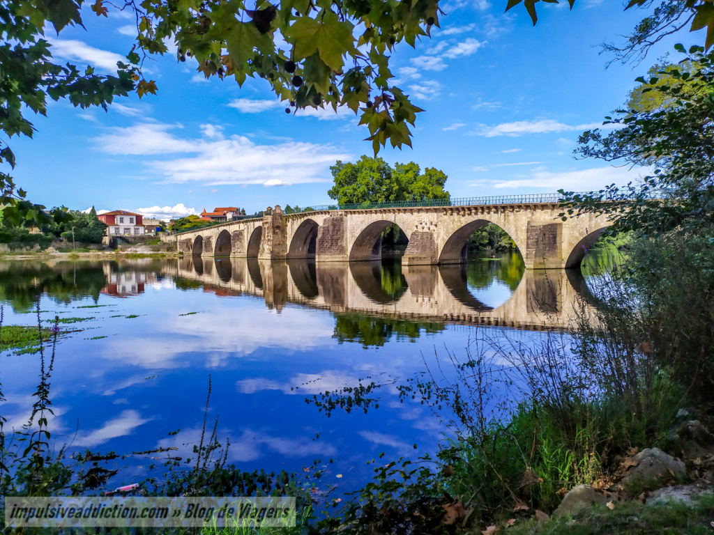 Ponte do Prado refletida no Rio Cávado