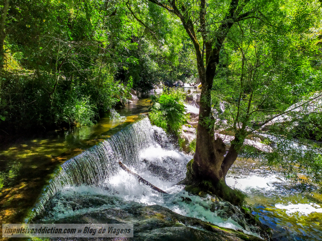 Quedas de água junto da foz do Rio Bestança
