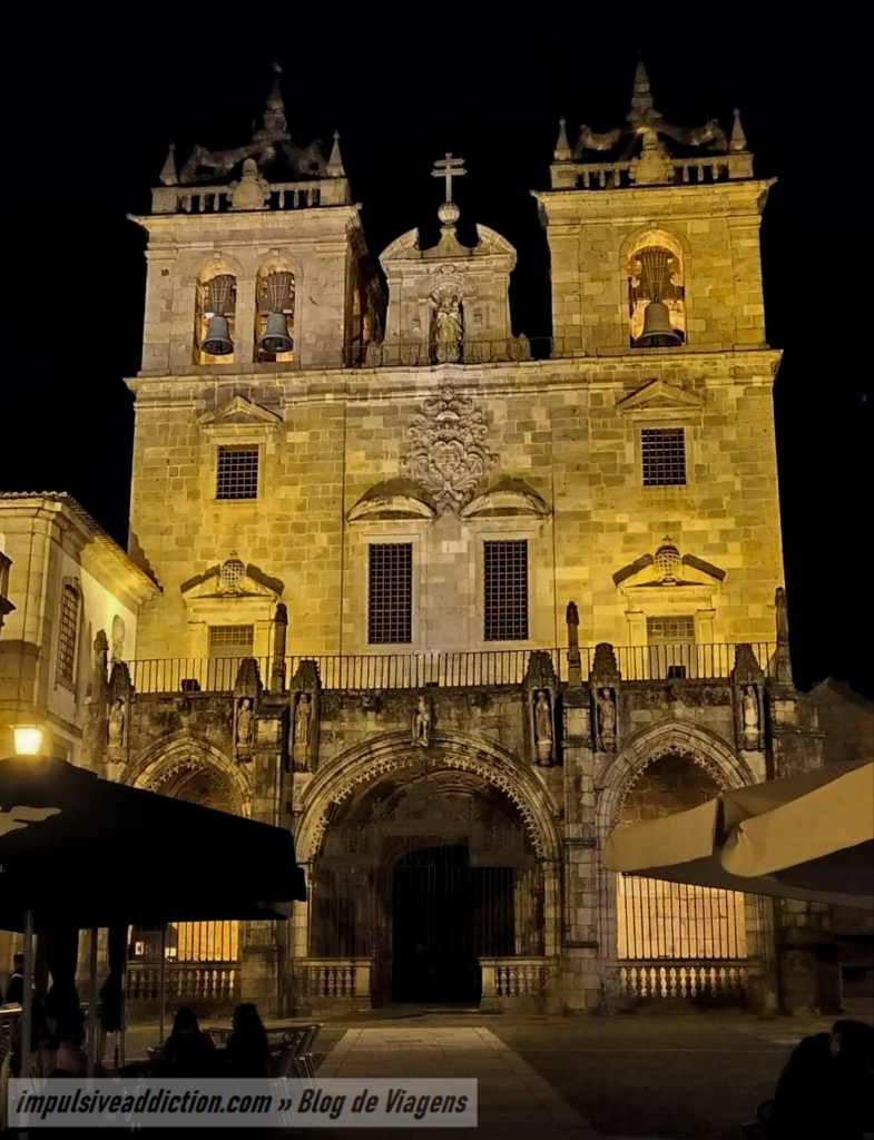 Braga Cathedral illuminated at night