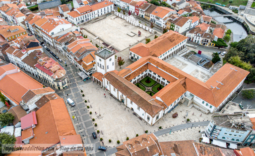 Imagem aérea das praças da Sé e de Camões