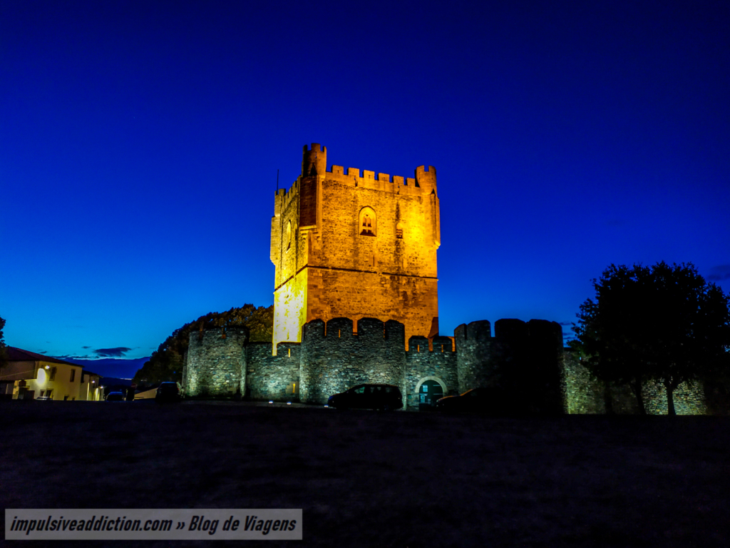 Castelo de Bragança ao anoitecer