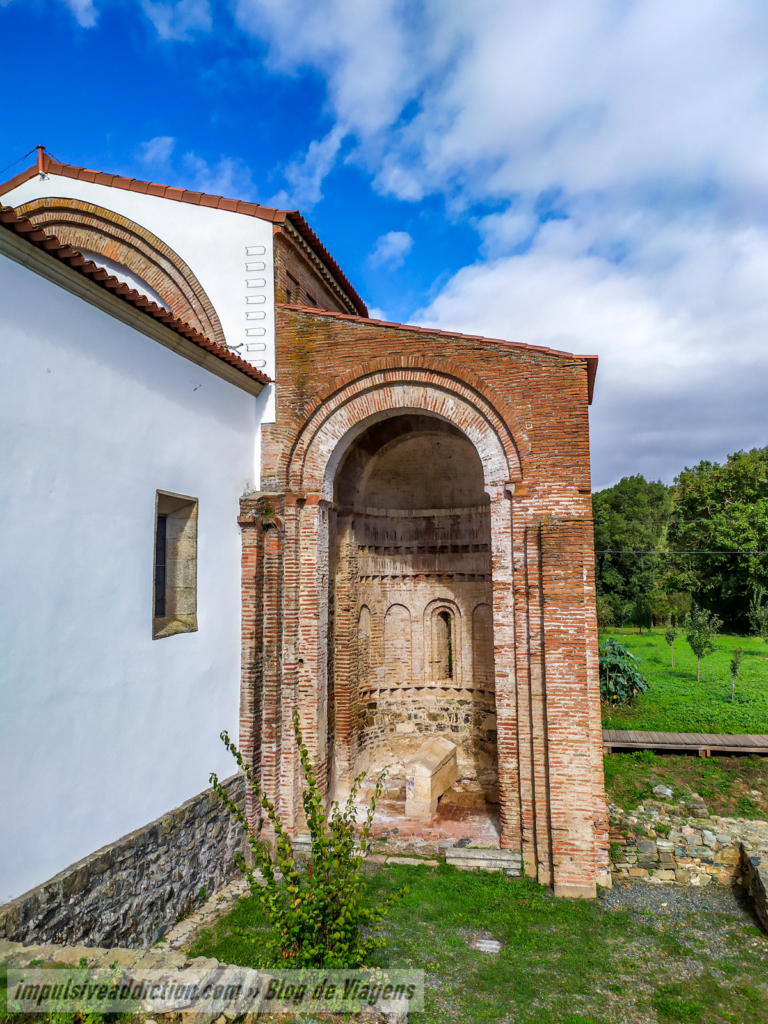 Castro de Avelãs Monastery