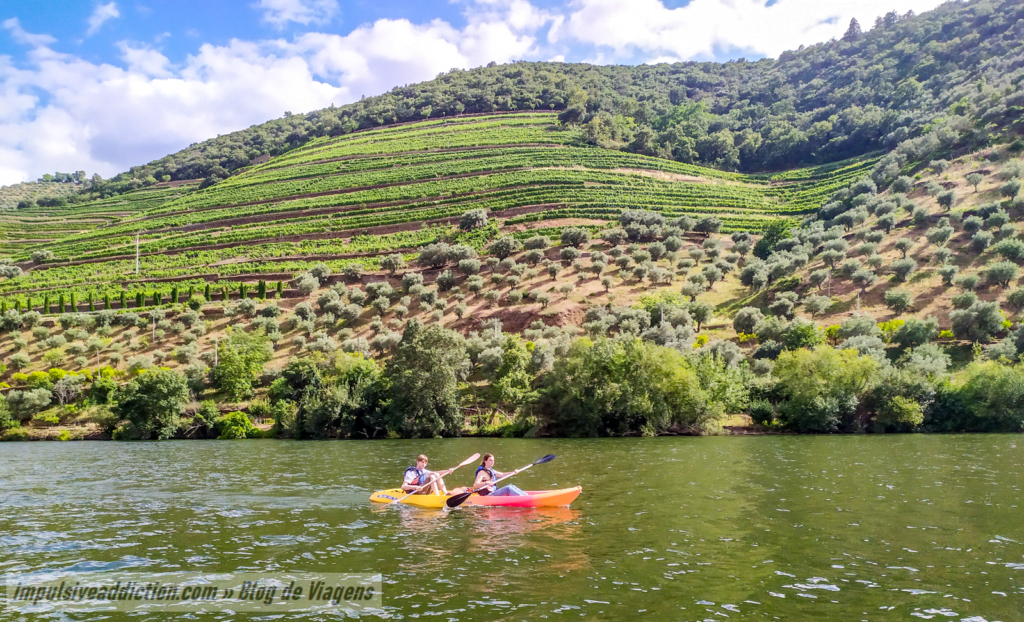Visitantes do Pinhão a fazer canoagem no Douro