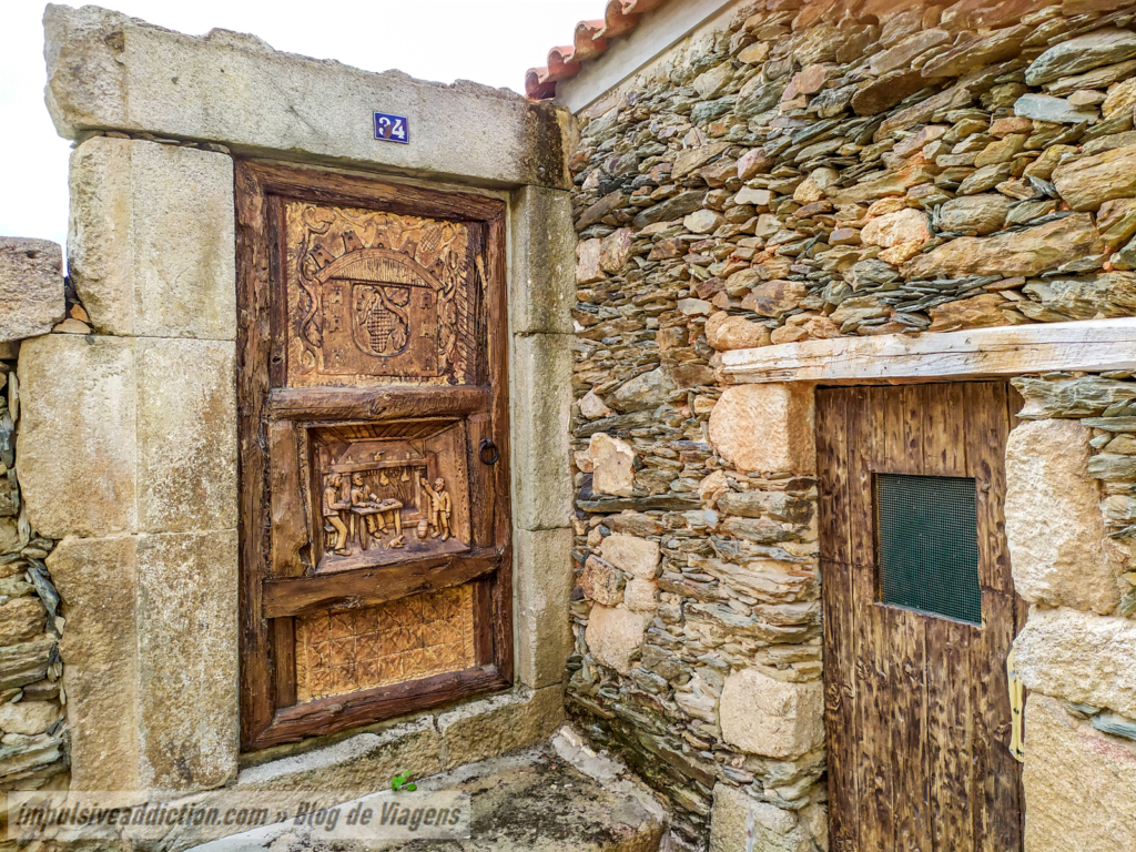 Detalhes dos arredores da Porta da Vila