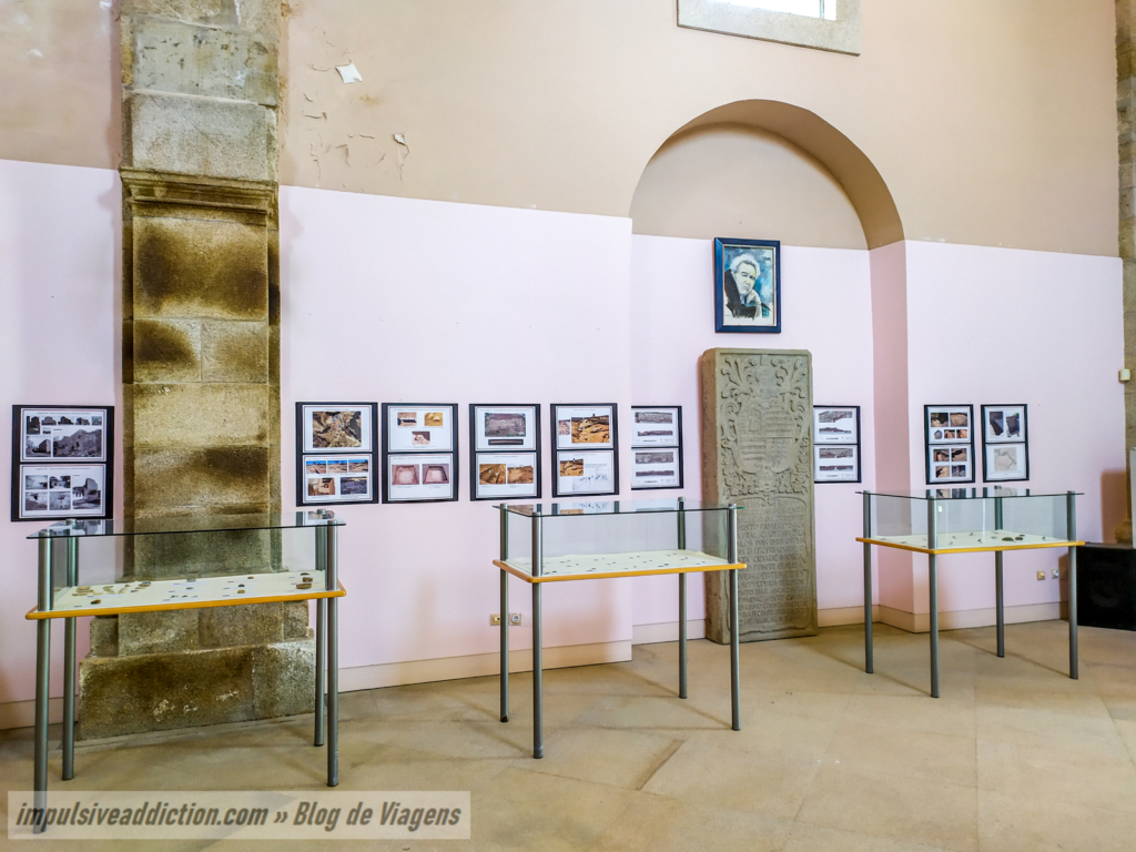 Exposição no interior da Biblioteca Municipal